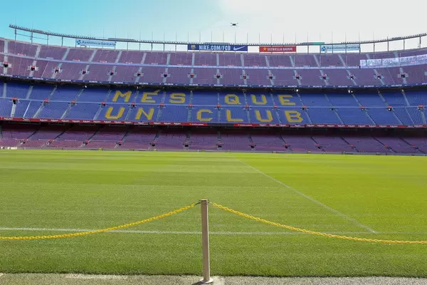 Absperrkette am Fußballfeld des Camp Nou Stadions des FC Barcelona, mit blau-lila Tribüne im Hintergrund, in Spanien