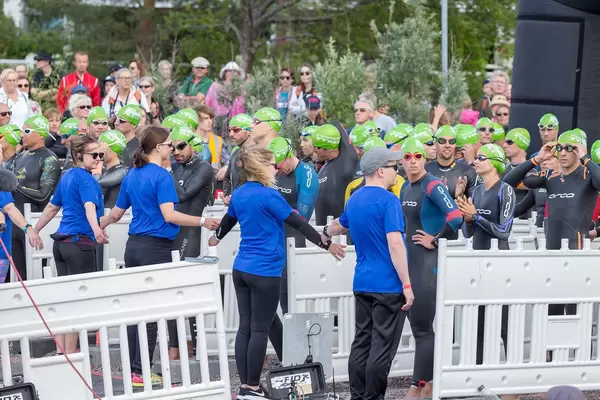 Absperrungen für den Rolling Swim Start beim Ironman 70.3 in Lahti, um mehr Sicherheit für die Wettkampf-Athleten gewährleisten zu können