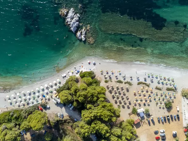 Abstand zwischen Sonnenschirmen am Strand Milia auf Skopelos. Luftbild im Sommer 2021