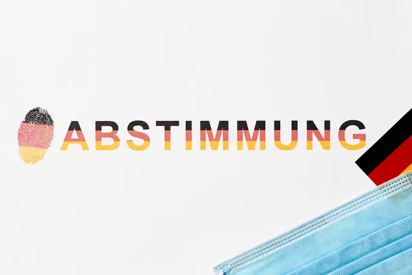 Abstimmung für den deutschen Bundestag mit OP-Maske während der Covid-19 Pandemie