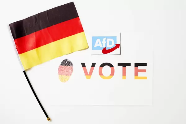 Abstimmung für die AfD bei der Bundestagswahl 2021: Zettel mit Schrift "Vote" und deutsche Flagge