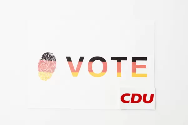 Abstimmung für die CDU bei der Bundestagswahl 2021: Zettel mit Farben der deutschen Flagge
