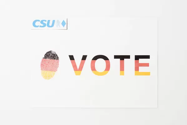 Abstimmung für die CSU bei der Bundestagswahl 2021 auf Zettel mit Farben der deutschen Flagge