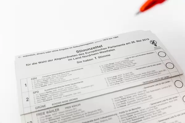 Abstimmung für die Europawahl 2019 auf einem hellen Wahlschein für Briefwähler, mit einer Liste der deutschen Parteien