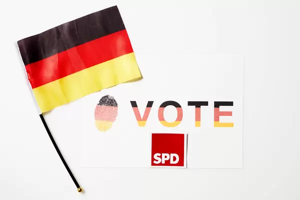 Abstimmung für die SPD bei der Bundestagswahl 2021: Zettel mit Schrift "Vote" und deutsche Flagge