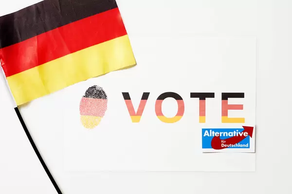Abstimmung für "Alternative für Deutschland" bei der Bundestagswahl 2021 neben der deutschen Flagge