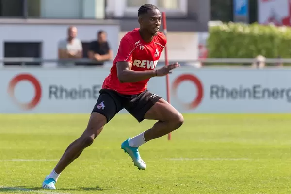 Abwehrspieler Kingsley Ehizibue trainiert draußen auf dem Fußballplatz