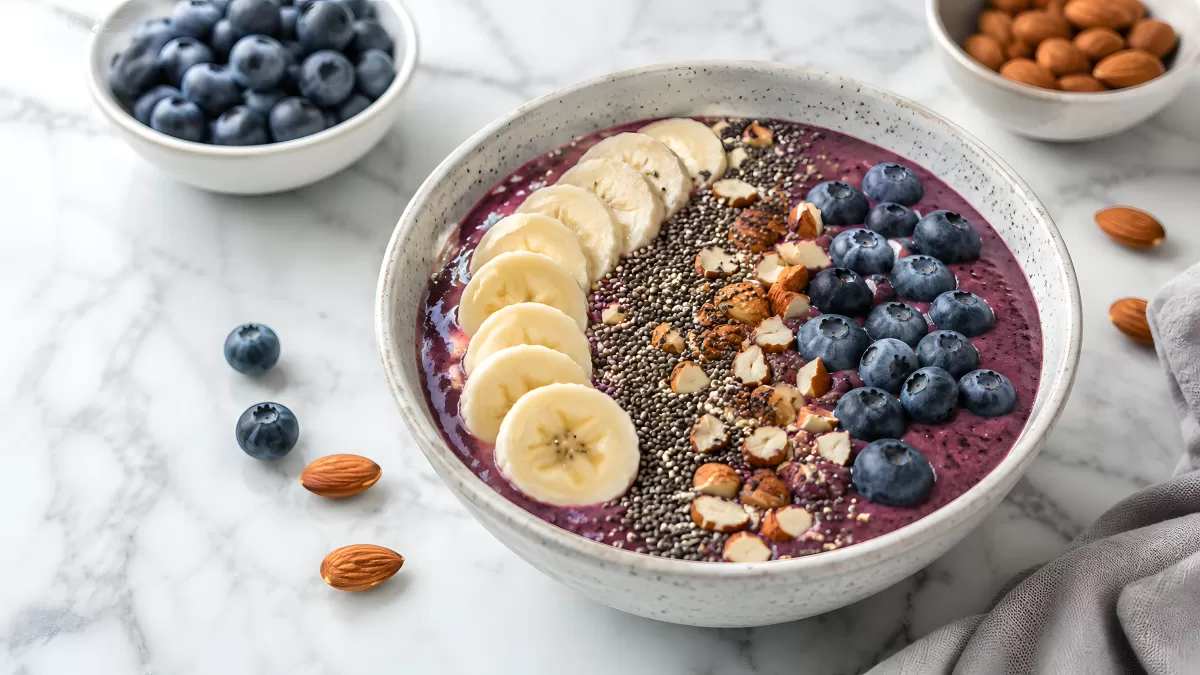 Acai-Bowl mit Banane, Blaubeeren und Chiasamen