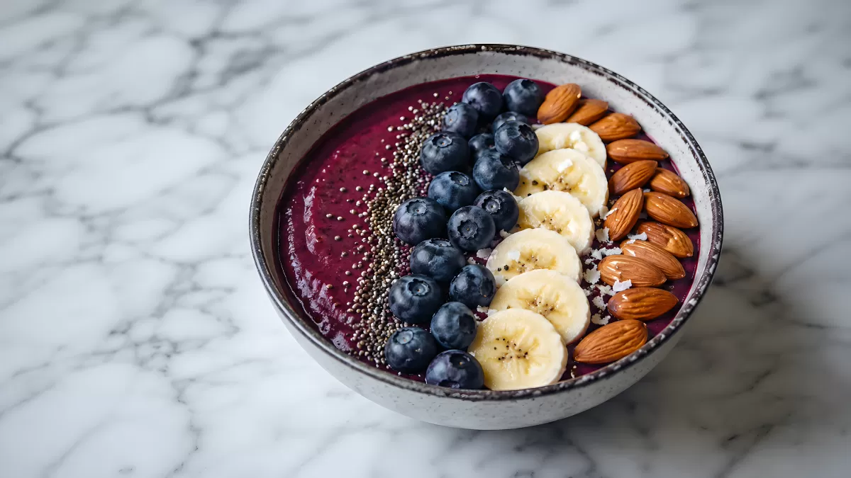 Acai-Bowl mit Blaubeeren, Banane und Mandeln