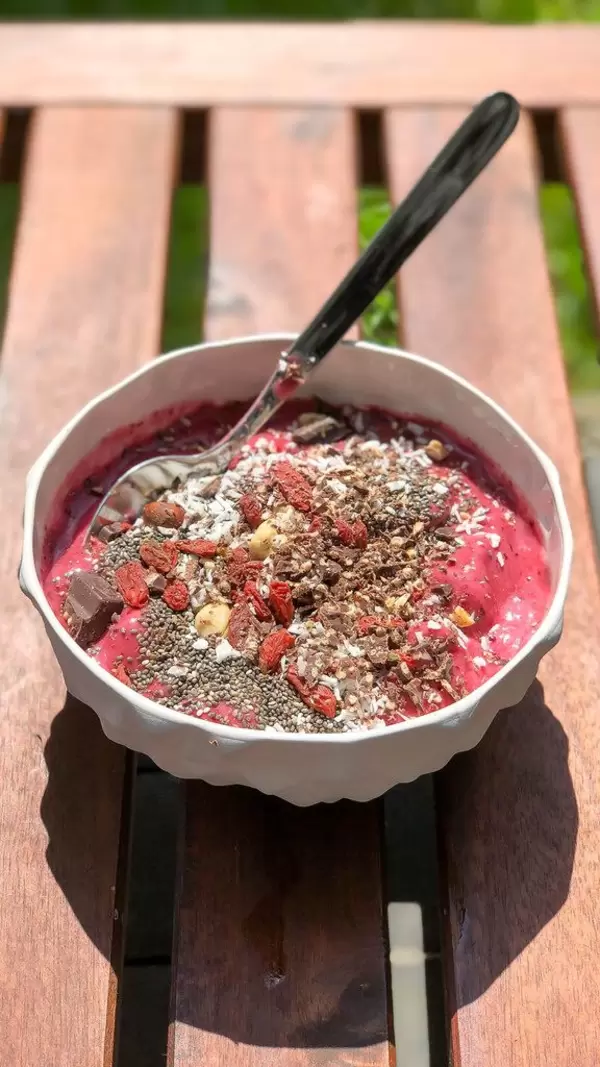 Acai-Bowl mit Cashewnüssen, Haselnüssen, Gojibeeren, Chia und Schokolade