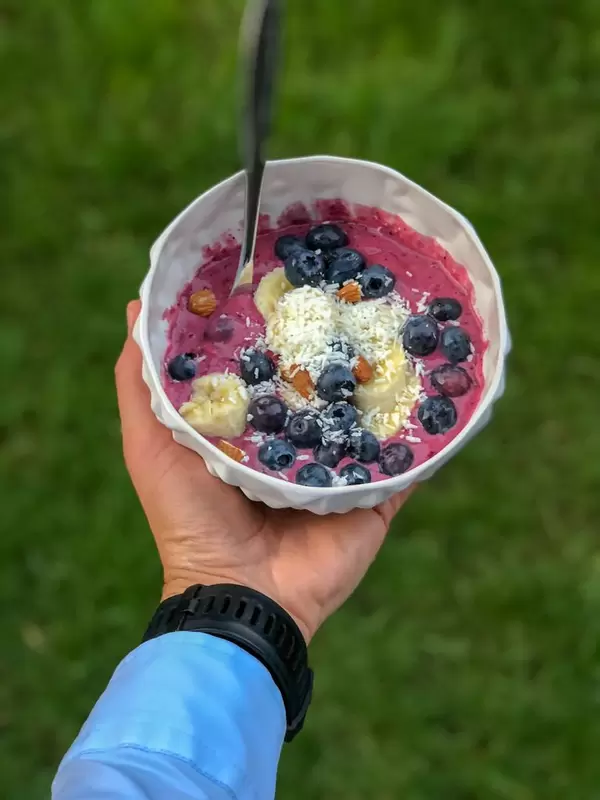 Acai-Bowl mit Heidelbeeren und Kokosrapseln