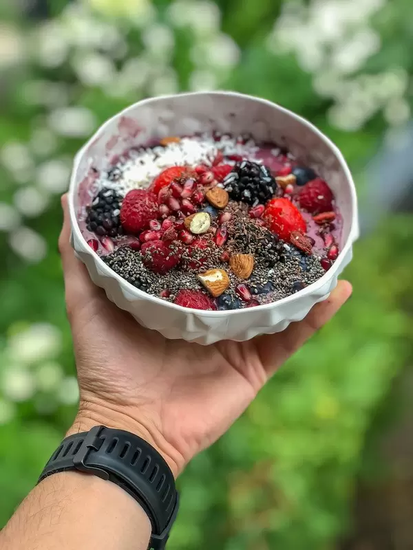 Acai Bowl mit Himbeere, Erdbeere, Brombeere, Granatapfel, Mandel und Chia