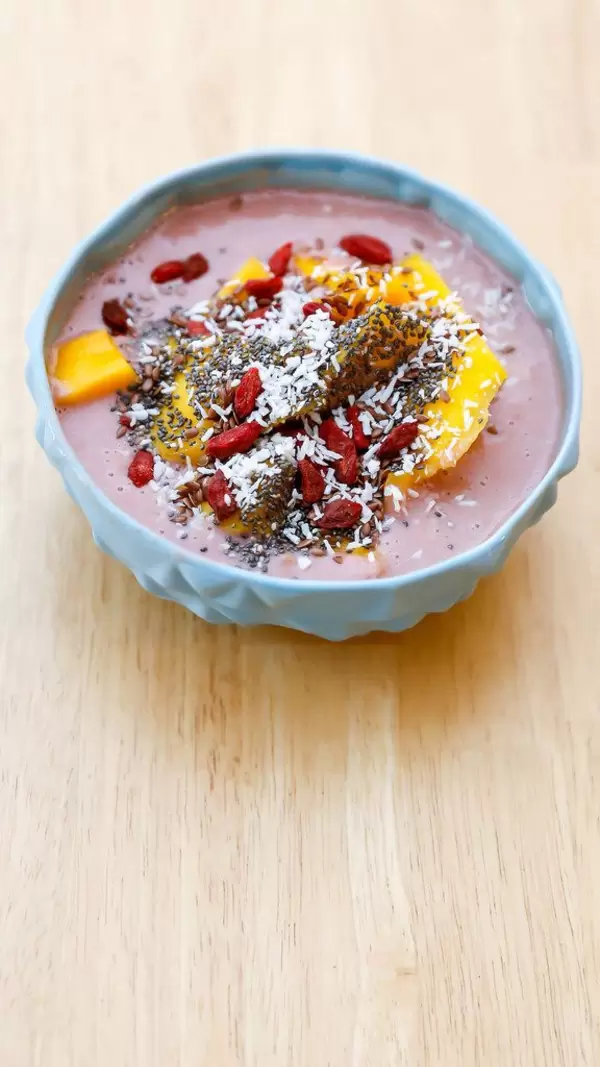 Acai Bowl mit Mango, Chiasamen, Kokosraspeln, getrocknete Beeren