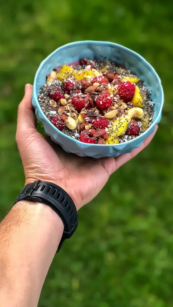 Acai Bowl mit Quinoa, Himbeere, Mango, Cashewnüssen und Trockenfrüchten