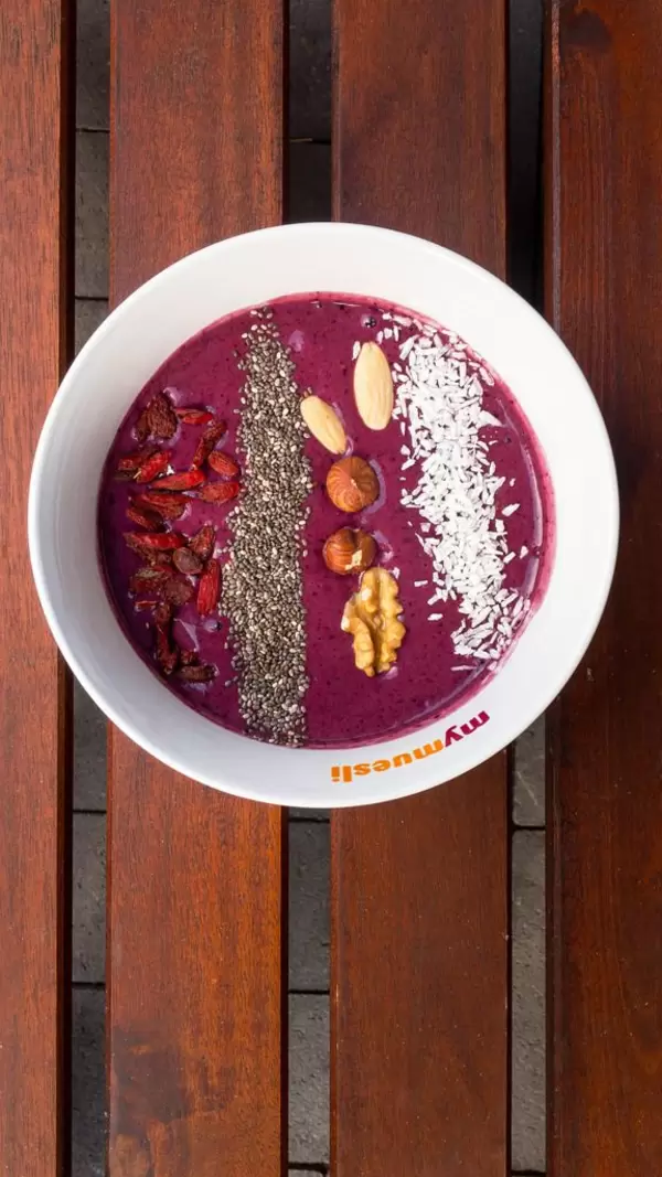 Acai-Bowl mit Trockenfrüchten, Nüssen und Kokosnussraspeln