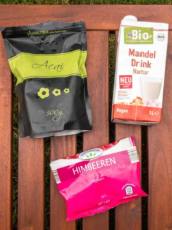 Acai-Bowl Rezept:  Acai-Pulver, Mandelmilch und Tiefkühlhimbeeren