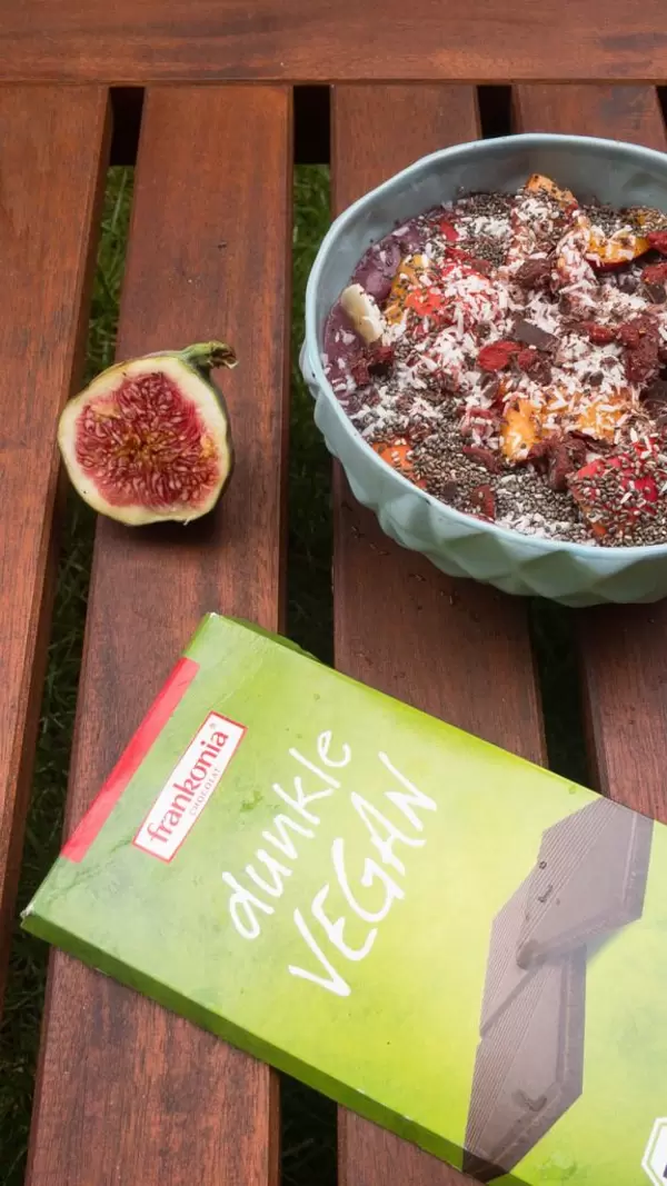 Acai Bowl with vegan Chocolate and Figs