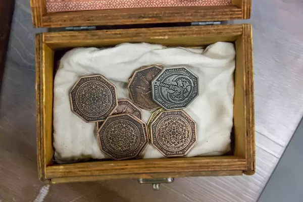 Achteckige LARP Münzen in Holzschachtel