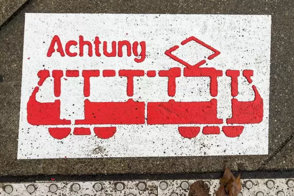 Achtung Straßenbahn Zeichen auf dem Asphalt
