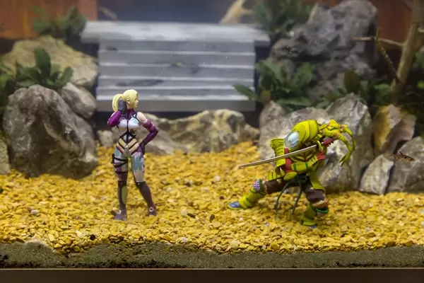 Actionfiguren in einem Aquarium von Aqua Design Manuel