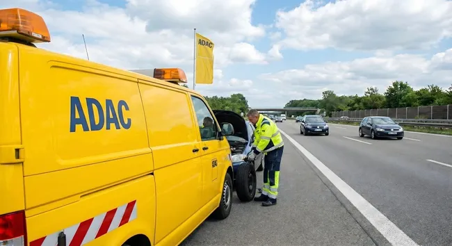 ADAC-Pannenhilfefahrzeug auf Autobahn unterstützt Autofahrer