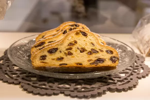 Adventsgebäck: Butter-Mandel Stollen auf Glasteller serviert