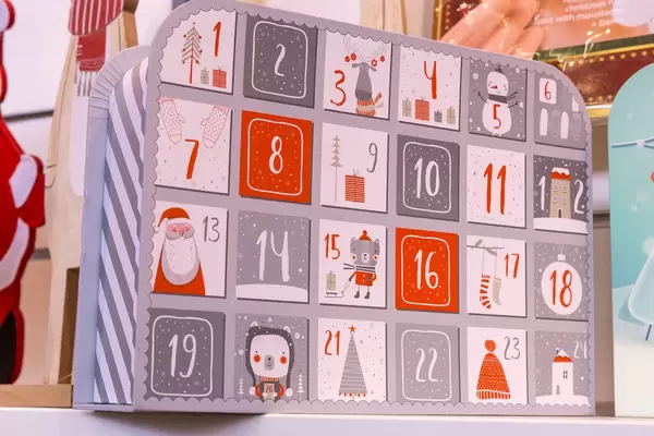 Adventskalender stehend in grau rot mit Weihnachtsmotiven