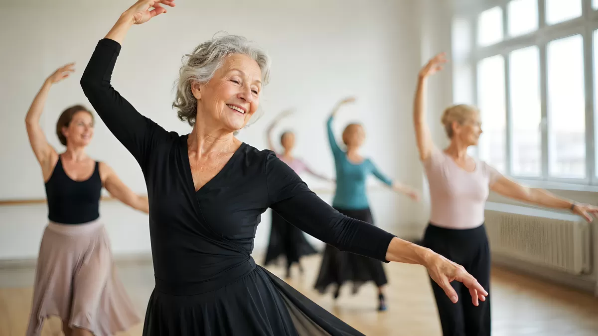 Ältere Frauen tanzen ausdrucksstark im Ballettstudio