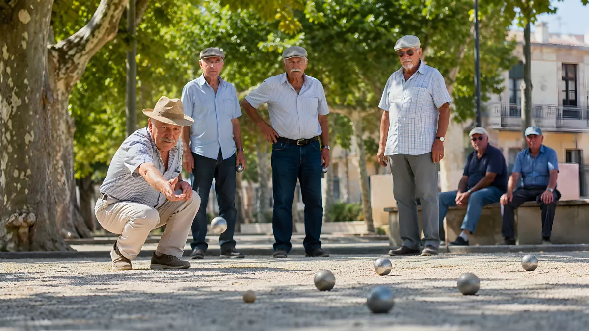 Ältere Männer spielen Pétanque im Freien