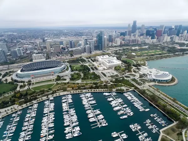 Aerial photography: Marina, Soldier Field stadium, The Field Museum, Shedd Aquarium, Grant Park and Chicago's skyline