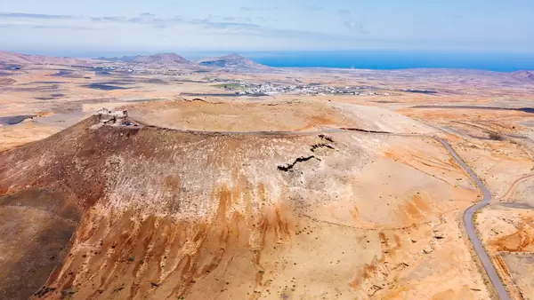 Aerial view of a castle on a volcanic crater / Luftaufnahme eines Schlosses auf einem vulkanischen Krater