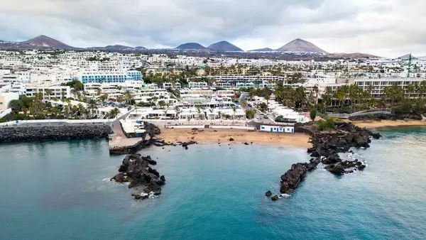 Aerial view of resort city from the ocean / Vogelperspektive der Urlaubsstadt vom Ozean