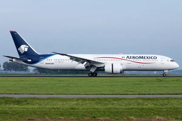 Aeromexico Airlines Flugzeug auf dem Rollfeld des Amsterdam Schiphol Flughafens