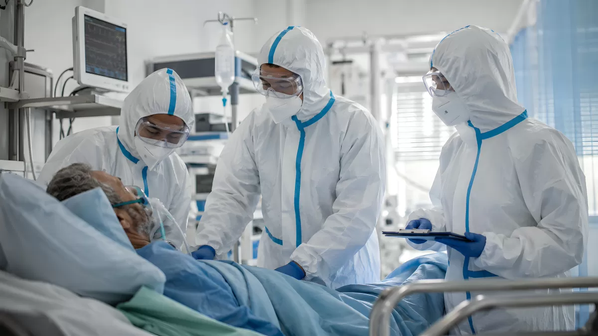 Ärzte in Schutzanzügen behandeln Patienten auf Intensivstation