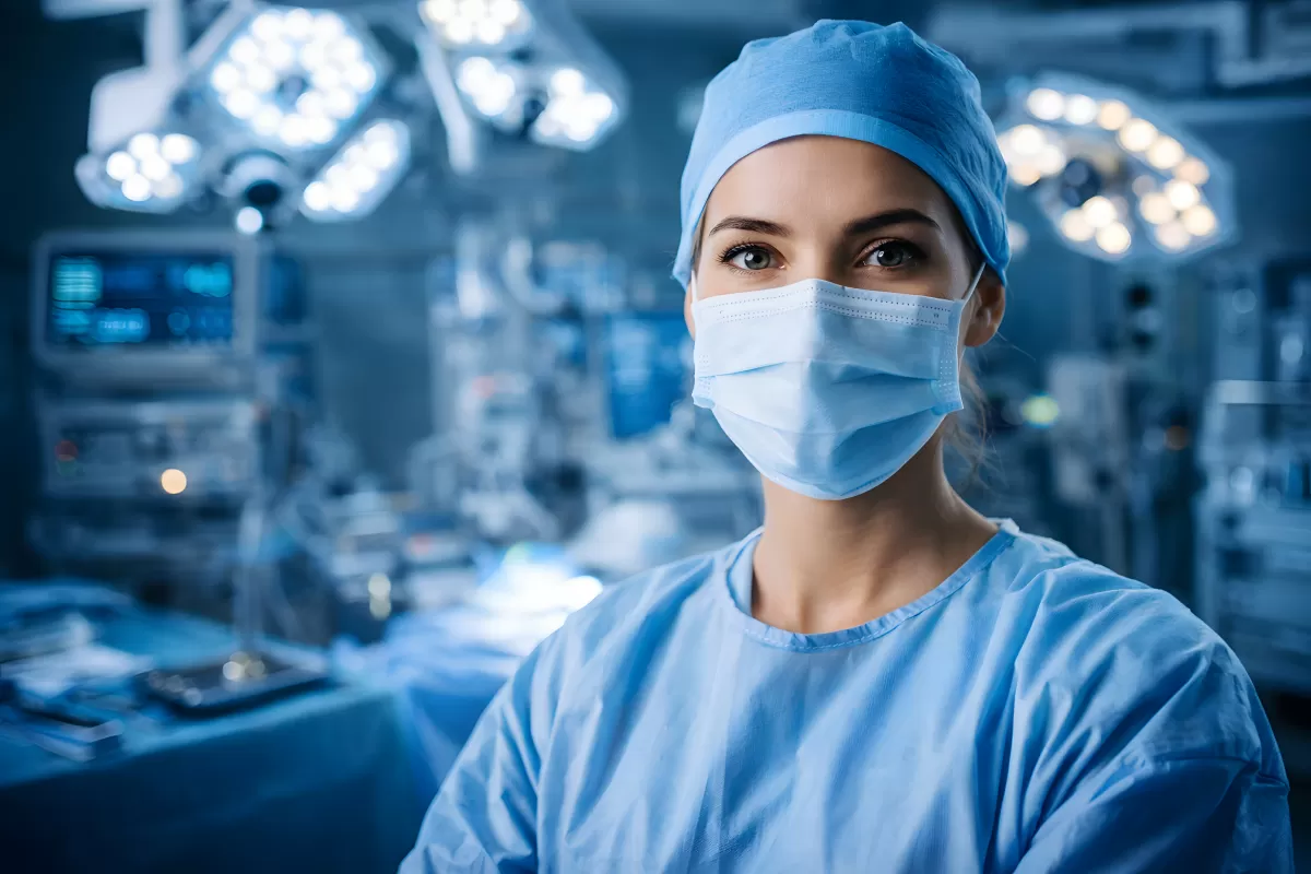 Ärztin bereit für Operation im Operationssaal