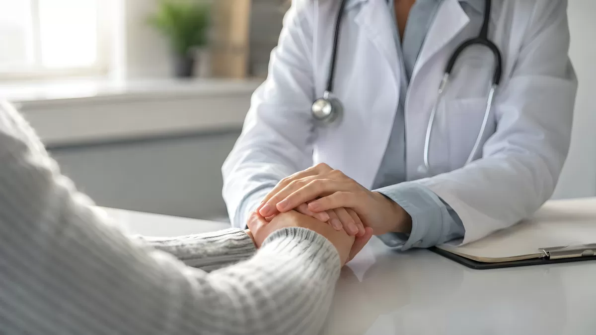 Ärztin hält einfühlsam die Hand einer Patientin