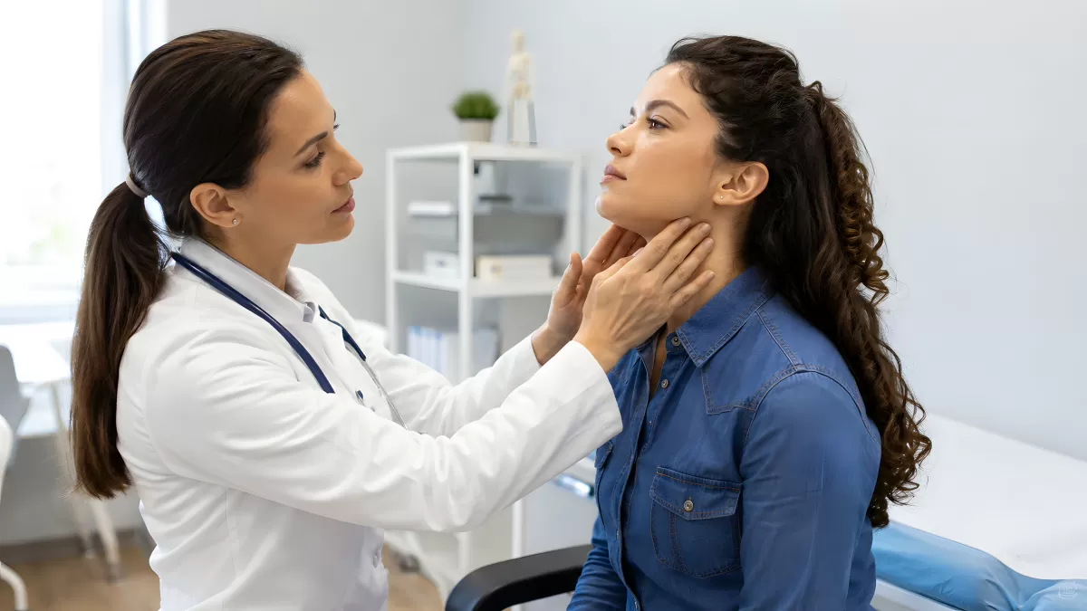 Ärztin untersucht Lymphknoten einer Patientin