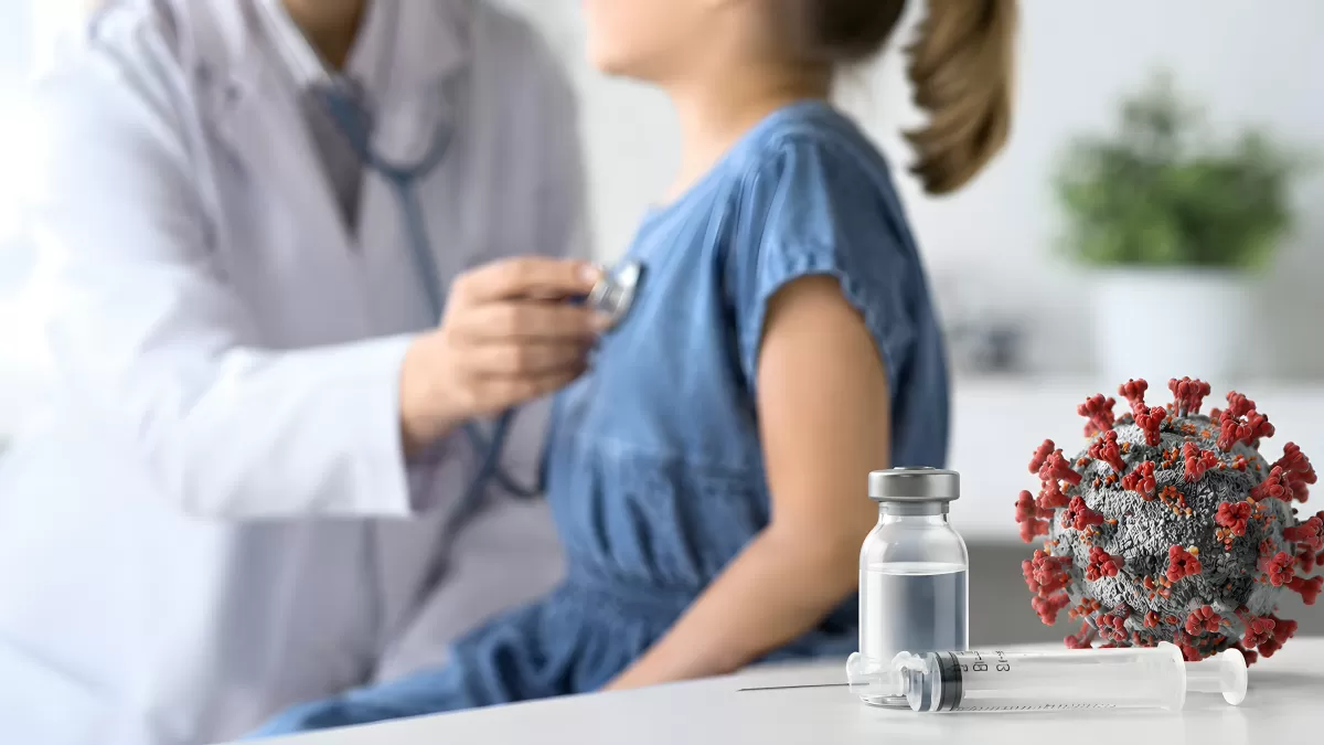 Ärztin untersucht Patientin mit Impfstoff und Virus