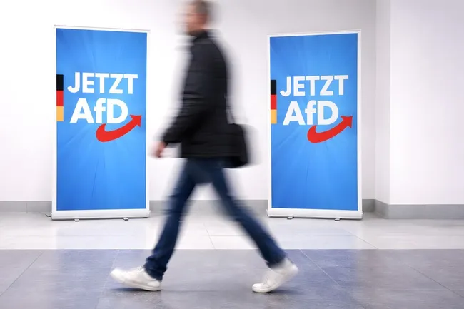 AfD-Wahlkampfplakate in moderner Büroumgebung