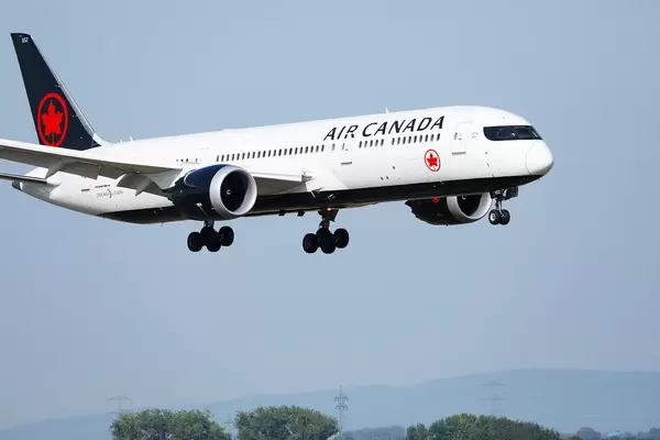 Air Canada, Boeing Dreamliner B787-9 approaching runway