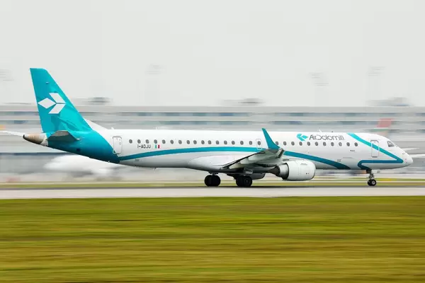 Air Dolomiti Flugzeug startet vom Flughafen München