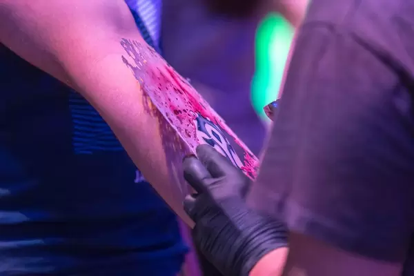 Airbrush-Tattoo am Messestand von Blizzard. Gamescom 2018