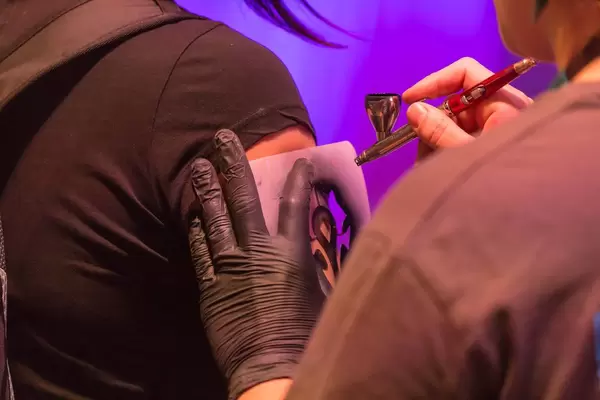 Airbrush-Tattoo des Protoss Zeichens am Blizzard Messestand