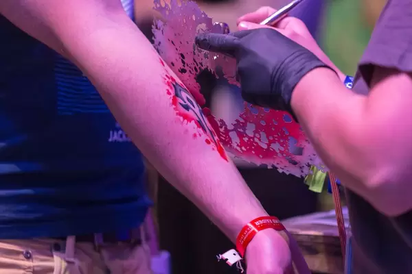 Airbrush-Tattoo eines Protoss Symbols aus StarCraft 2