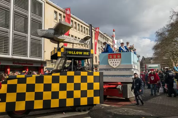 Airport Köln Wagen beim Rosenmontagszug - Kölner Karneval 2018