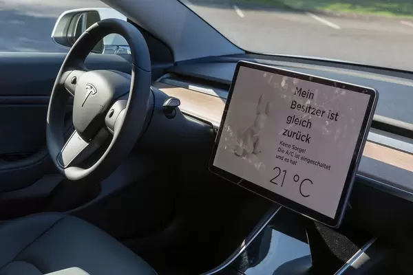 Aktive Klimaanlage im Tesla-Hunde-Modus bei heißen Temperaturen: "Mein Besitzer ist gleich zurück" - Displayanzeige