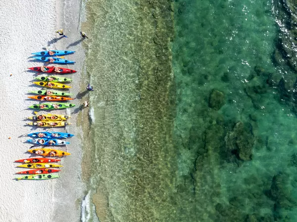 Aktivurlaub am Strand der griechischen Insel Skopelos: Kajaks am Milia Beach, Drohnenaufnahme
