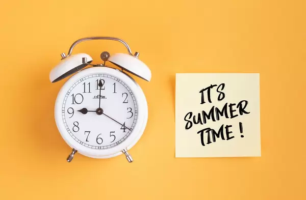 Alarm clock with handwritten text It's Summer TIme