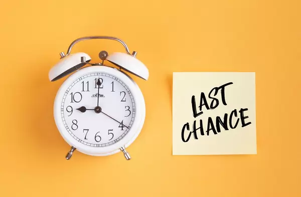 Alarm clock with handwritten text Last Chance