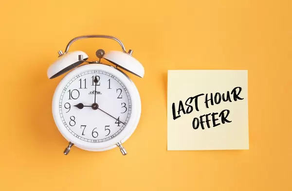 Alarm clock with handwritten text Last Hour Offer